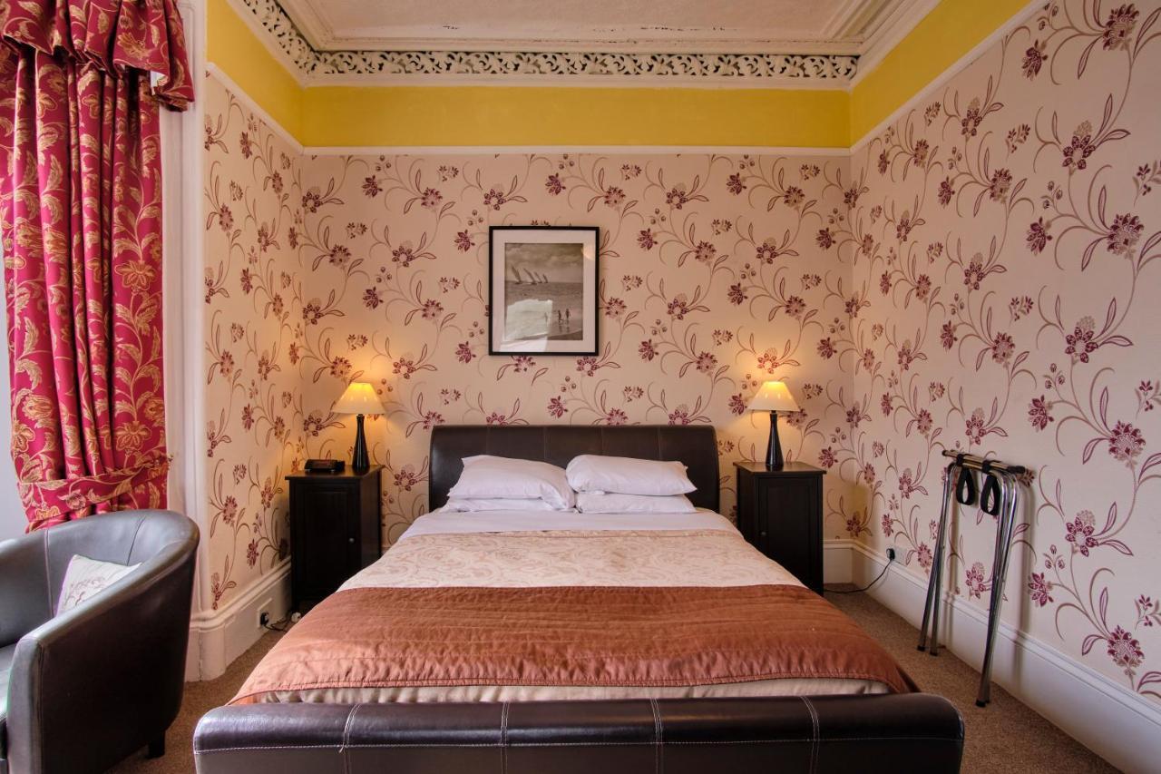 Zimmer mit Kingsize-Bett