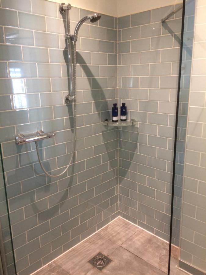 Deluxe Double Room Shower