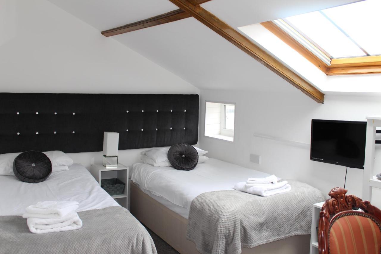 Deluxe Twin Room with River View & Skylight