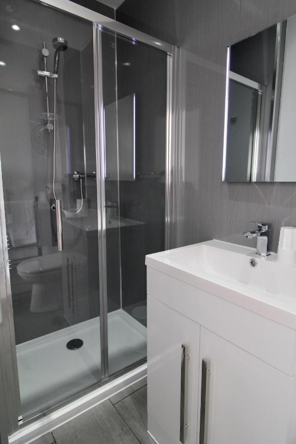 Petite Chambre Lits Jumeaux avec Salle de Bains Privative