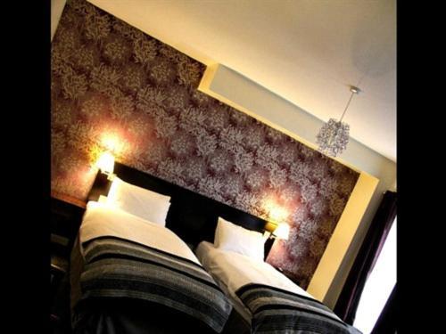 Tweepersoonskamer met 2 Aparte Bedden en Eigen Badkamer