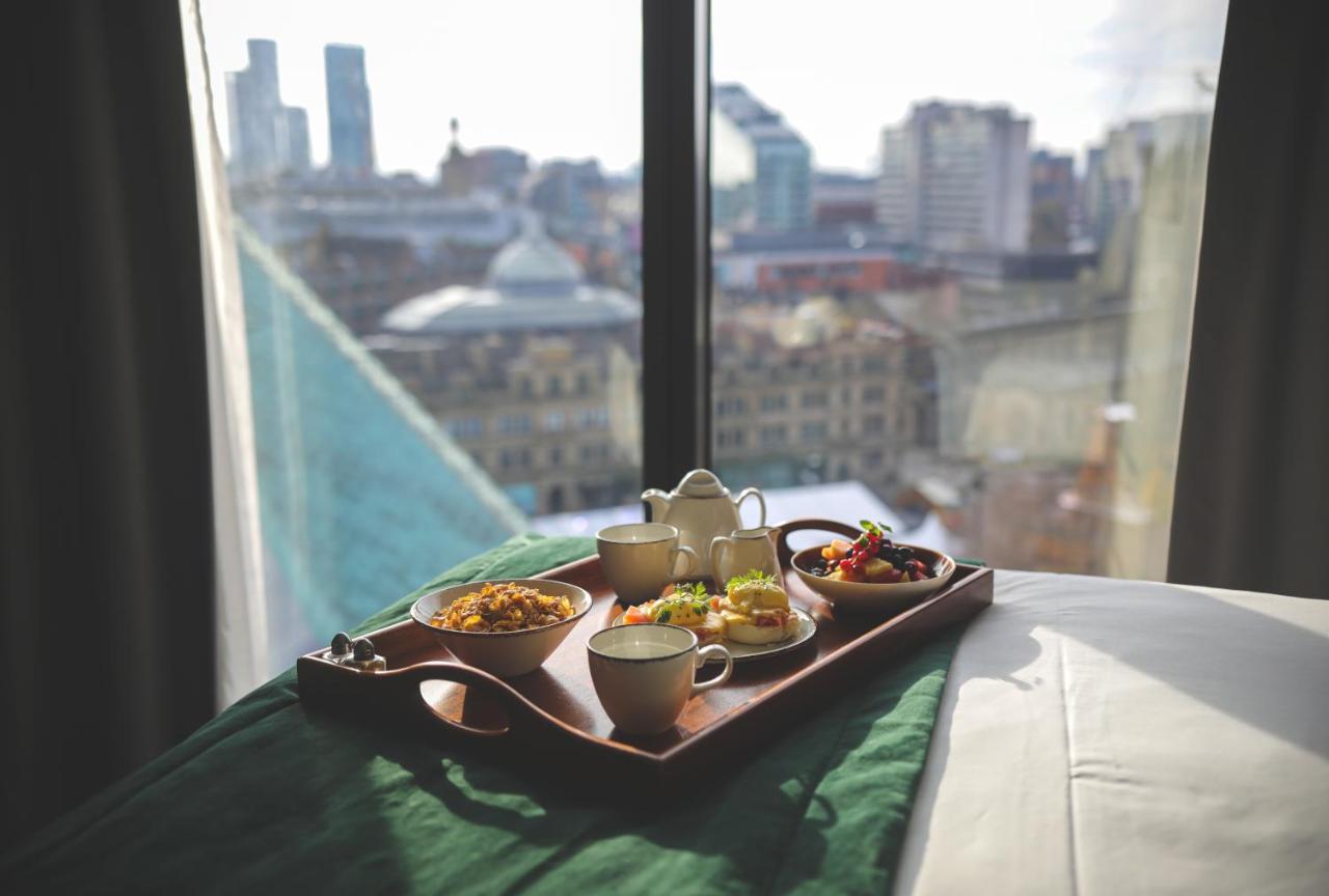 Standard Zimmer mit Queensize-Bett und Stadtblick