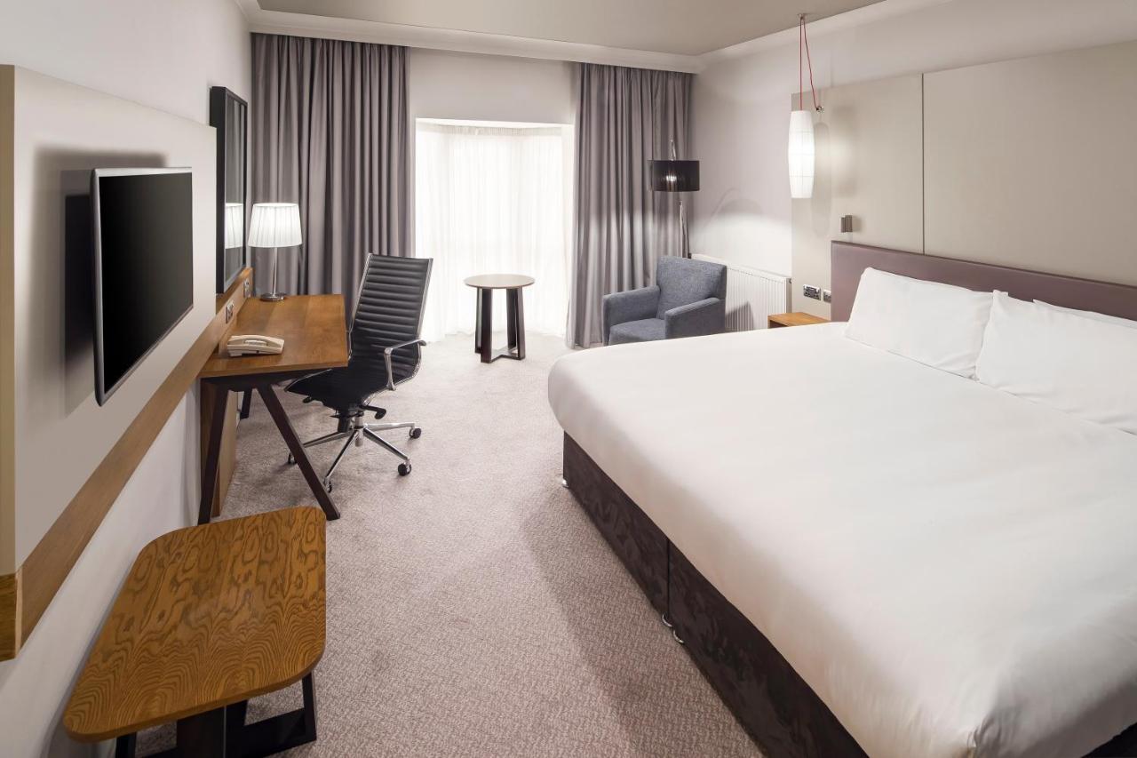 Standard Queen Room Lounge Access