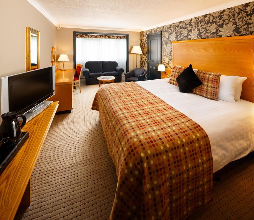 Classic Family Room,1330729334:JPEG