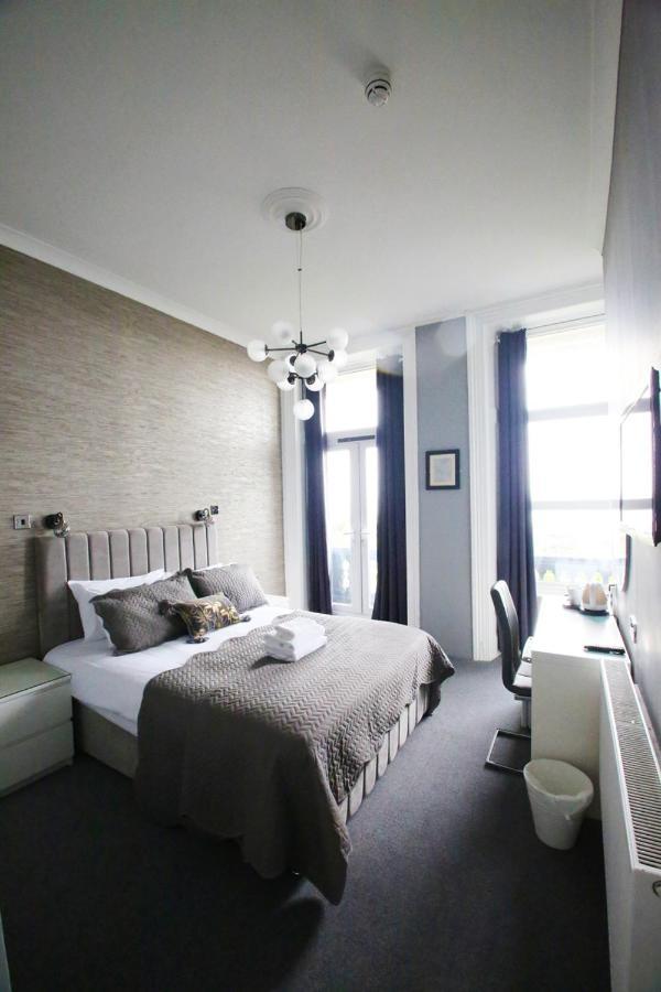 Doppelzimmer mit Balkon und Meerblick