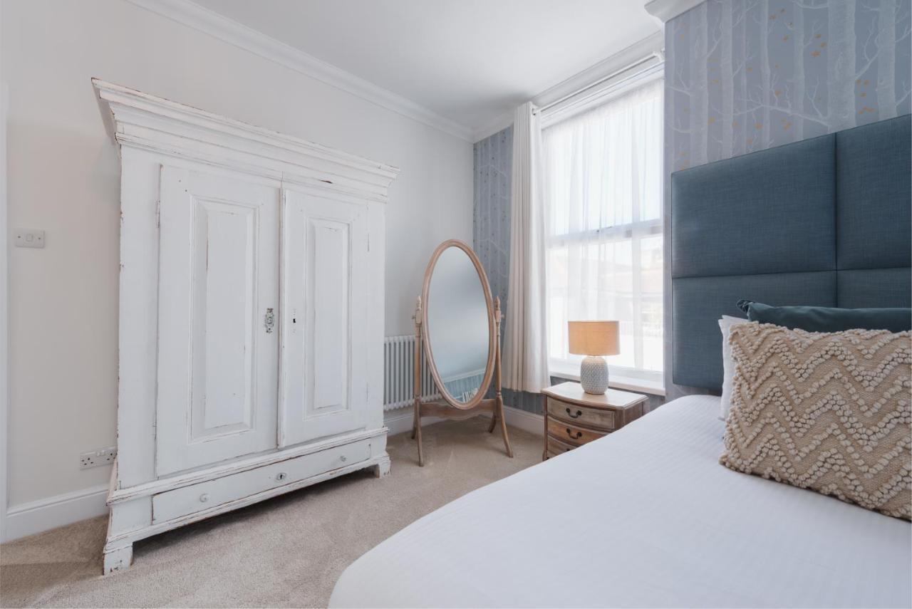 Superior Superking Suite with Bath & Shower