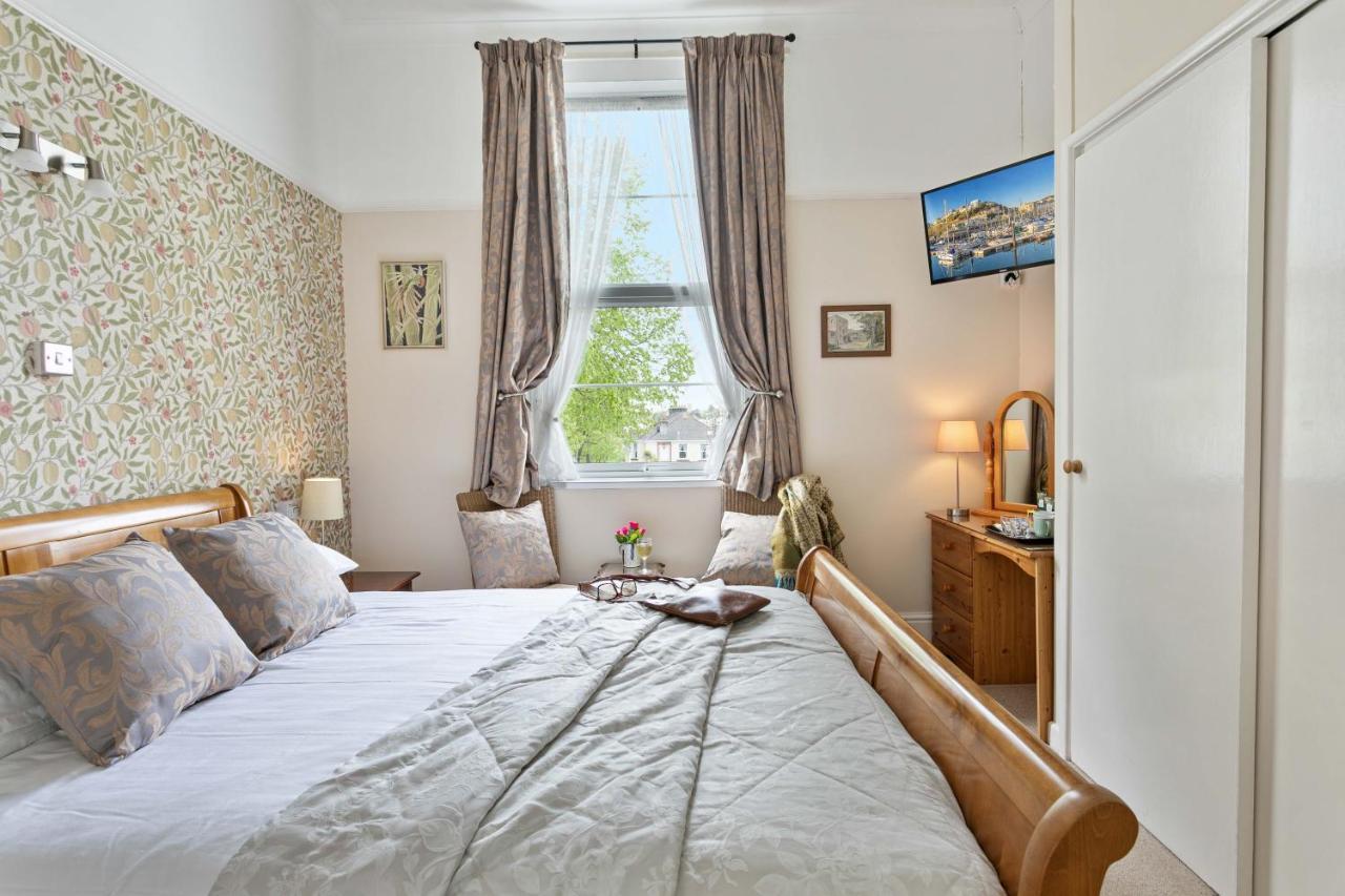 Habitación con cama extragrande y vistas al jardín