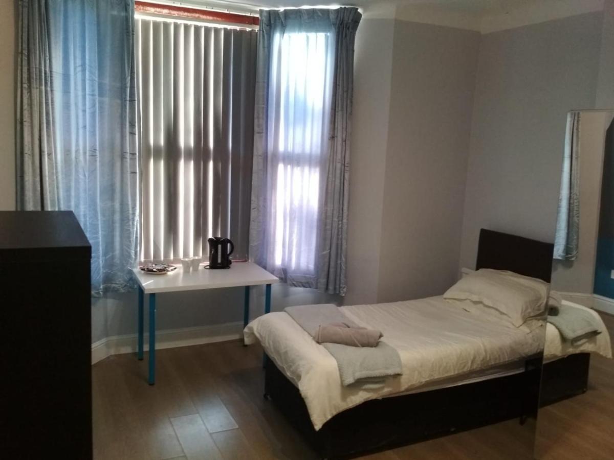 Twin Room,1497831673:JPEG