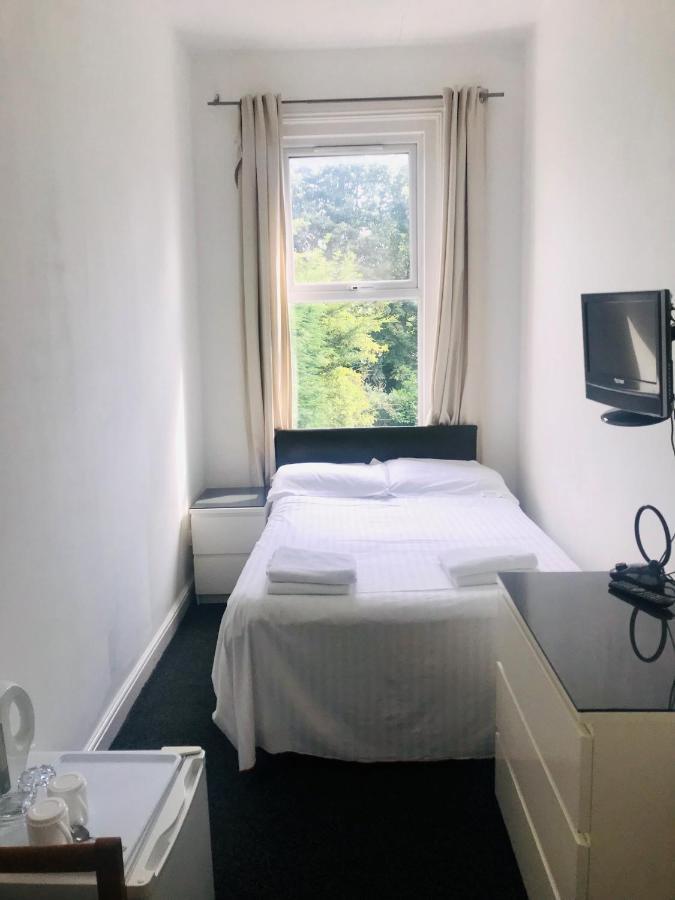 Quarto Duplo Económico com Casa de Banho Partilhada