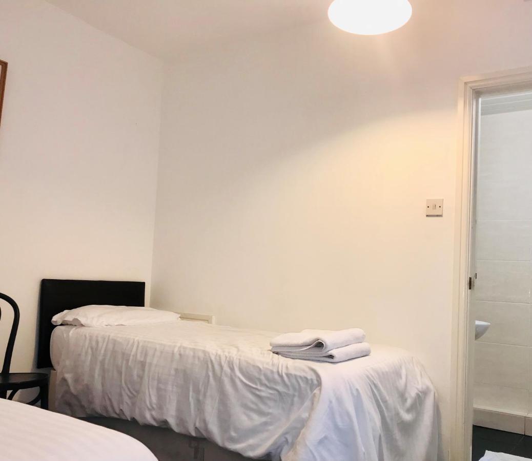Quarto Individual Económico com Casa de Banho Partilhada