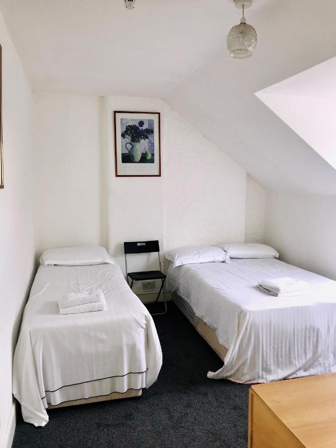 Quarto Twin Económico com Casa de Banho Partilhada