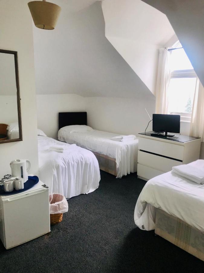 Quarto Triplo Básico com Casa de Banho Partilhada