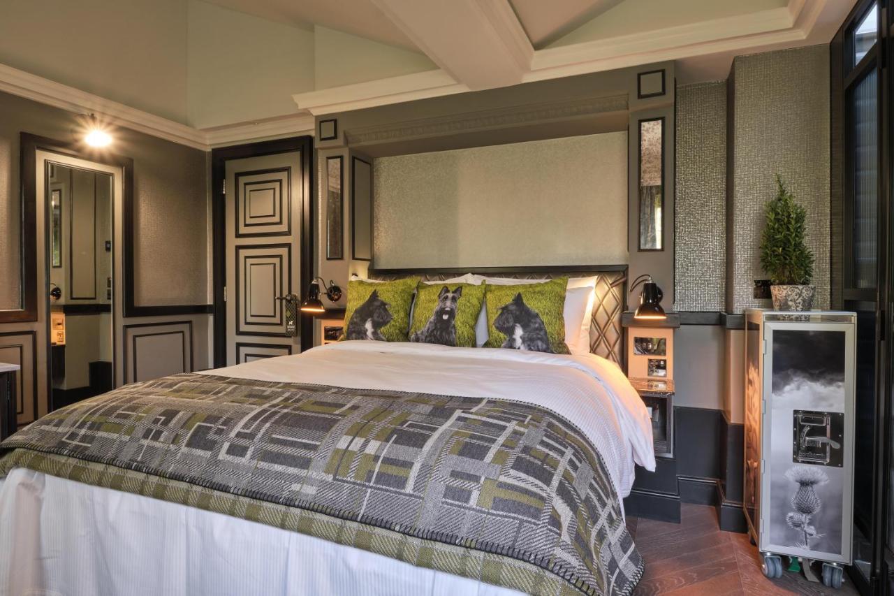 Habitación grande con cama extragrande