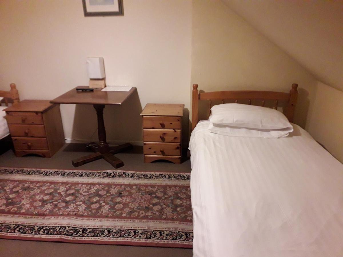Chambre Lits Jumeaux Mansardée avec Salle de Bains Commune
