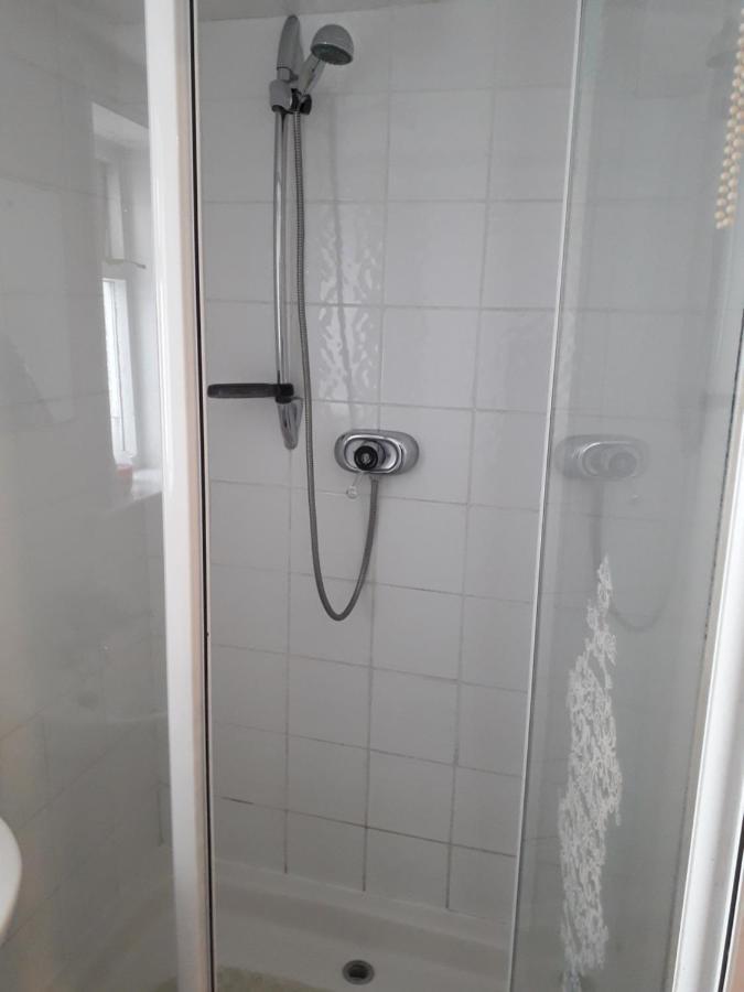 Chambre Lits Jumeaux avec Salle de Bains Commune