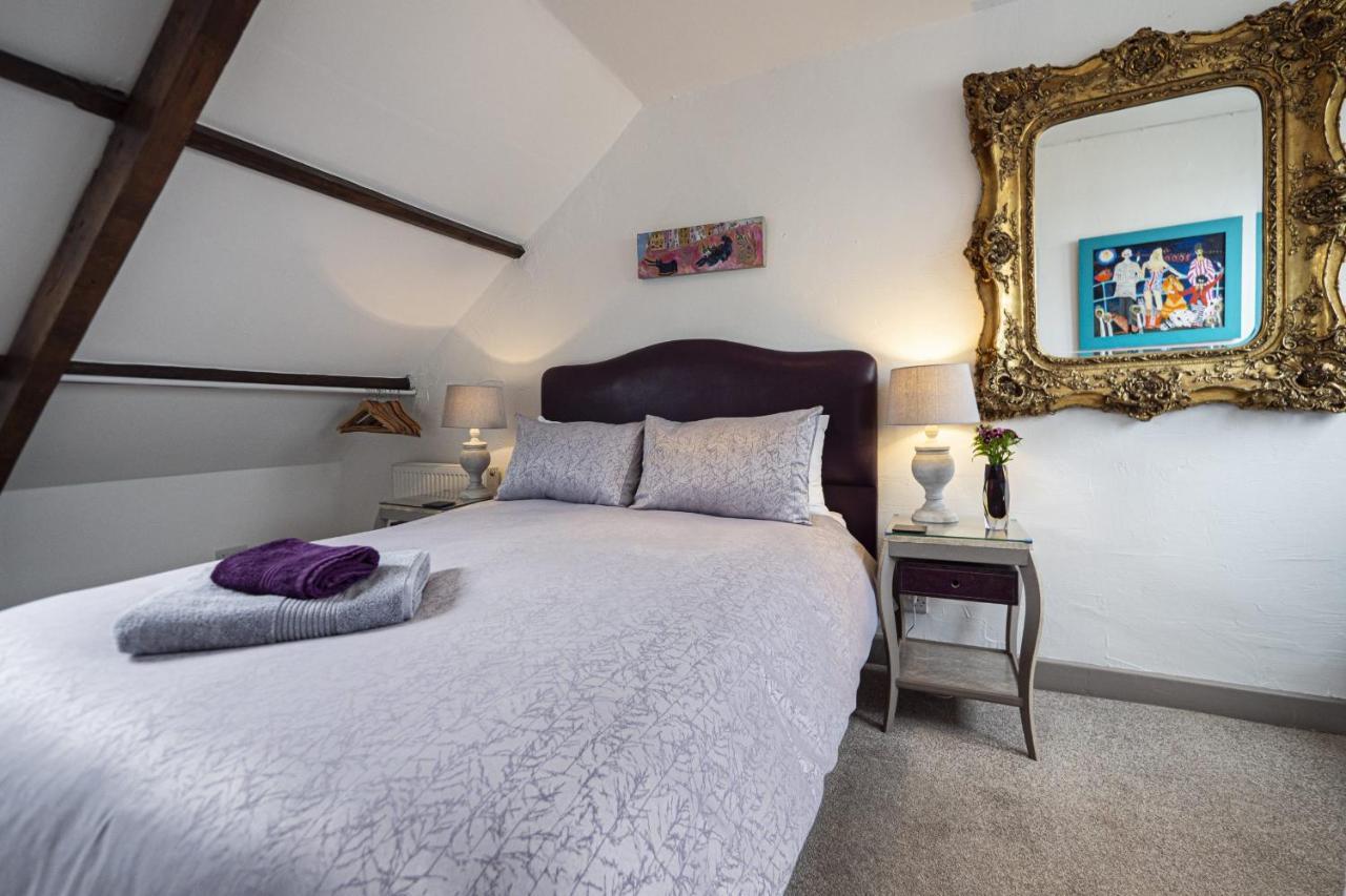 Zimmer mit Kingsize-Bett und Meerblick