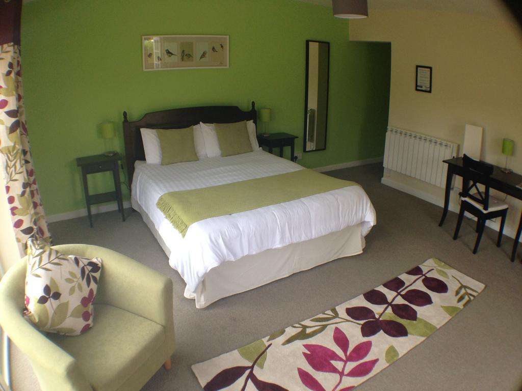 Habitación con baño y cama extragrande