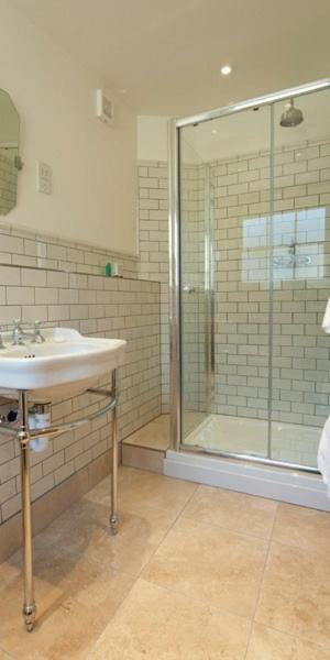 2 Interconnecting Rooms with Private Bathroom