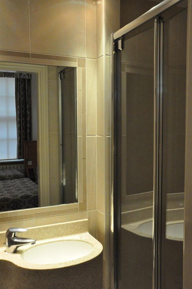 Twin Room Bathroom,1208849368:JPEG