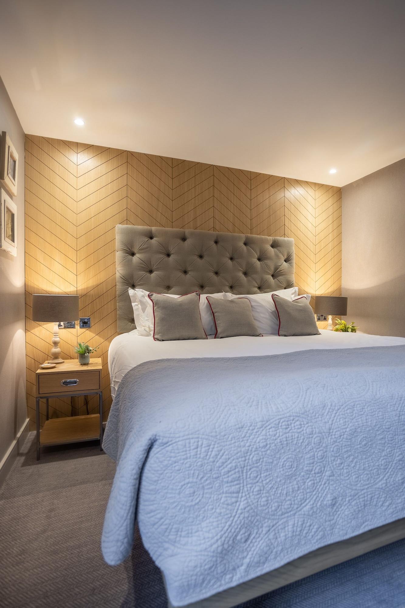 Quarto Clássico com Cama de Casal ou 2 de Solteiro