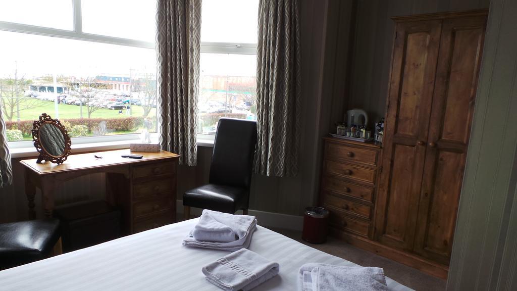 Family Room (2 Adults + 1 Child) with Sea View