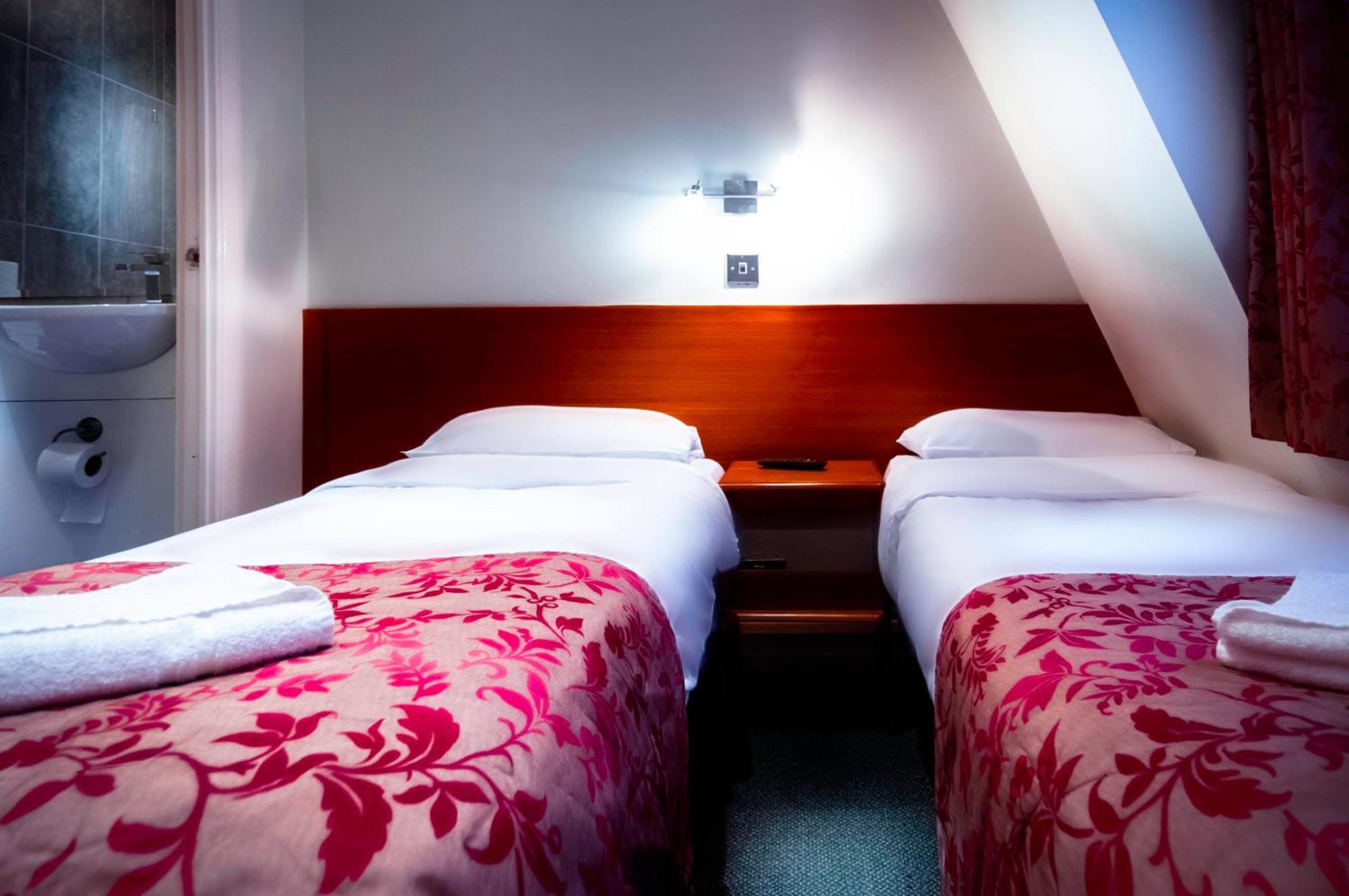 Twin Room,779110146:JPEG