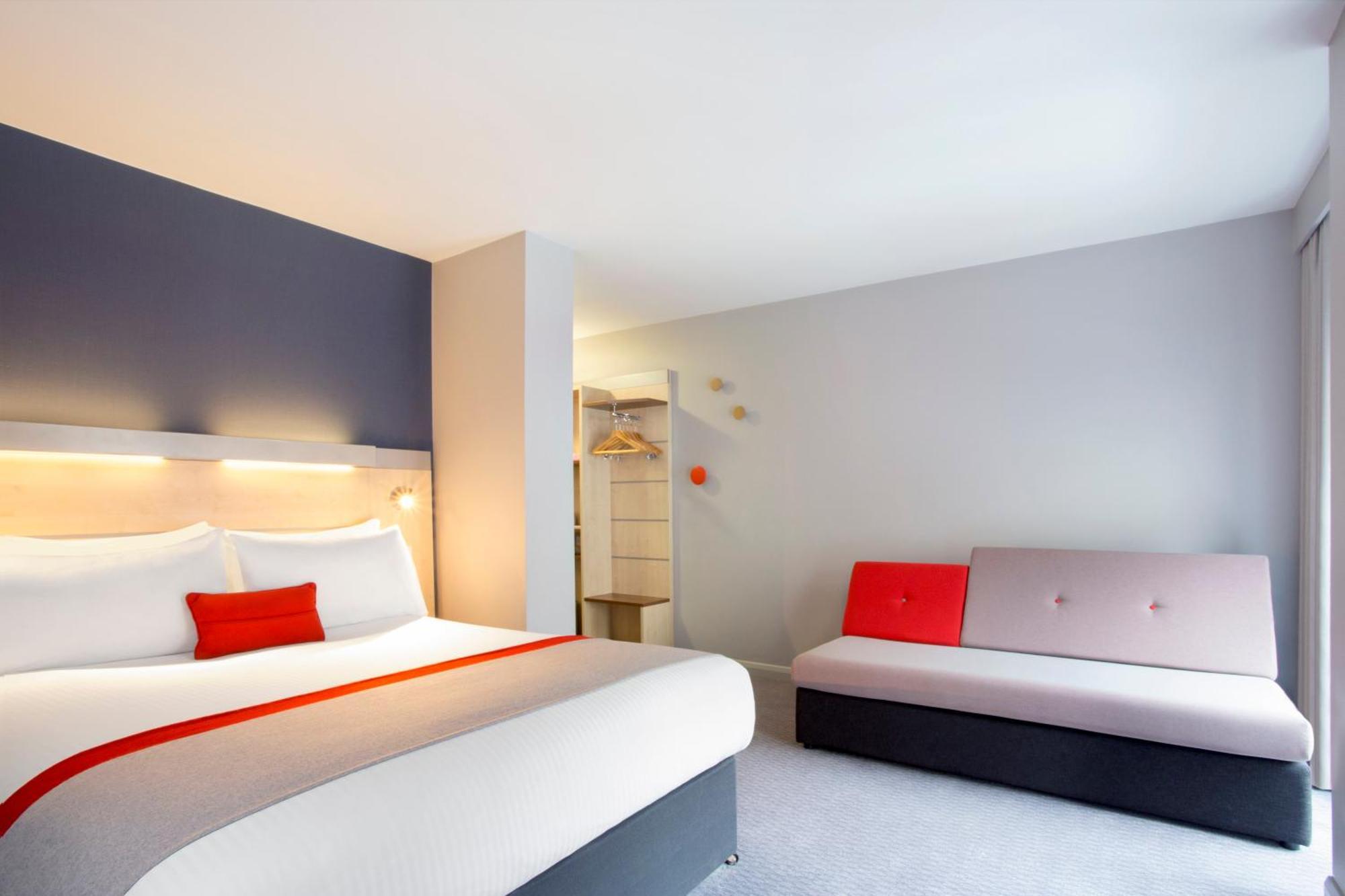 Habitación doble estándar con sofá cama individual y desayuno caliente gratuito