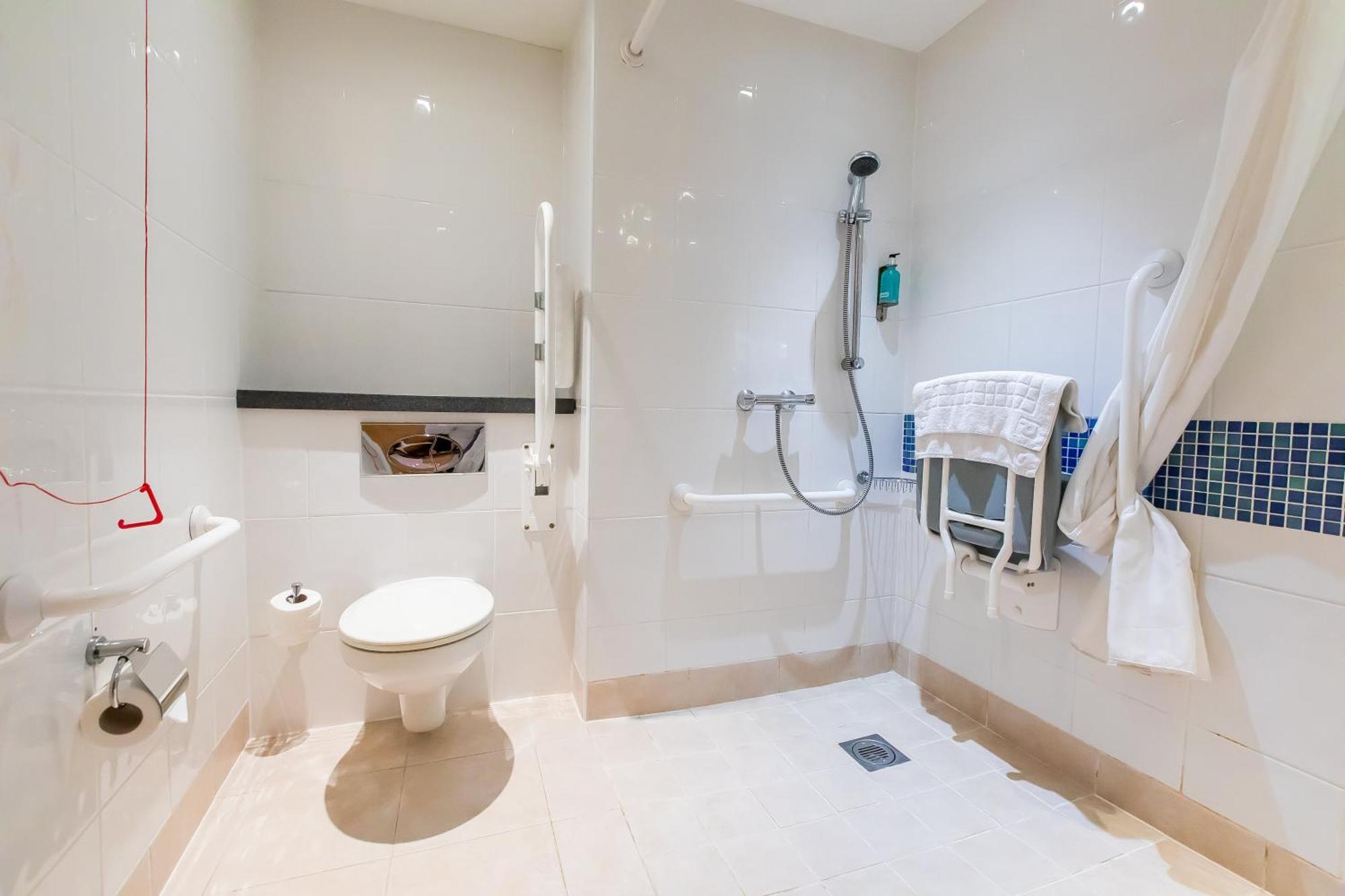 Standard Accessible Queen Room with Free Hot Breakfast