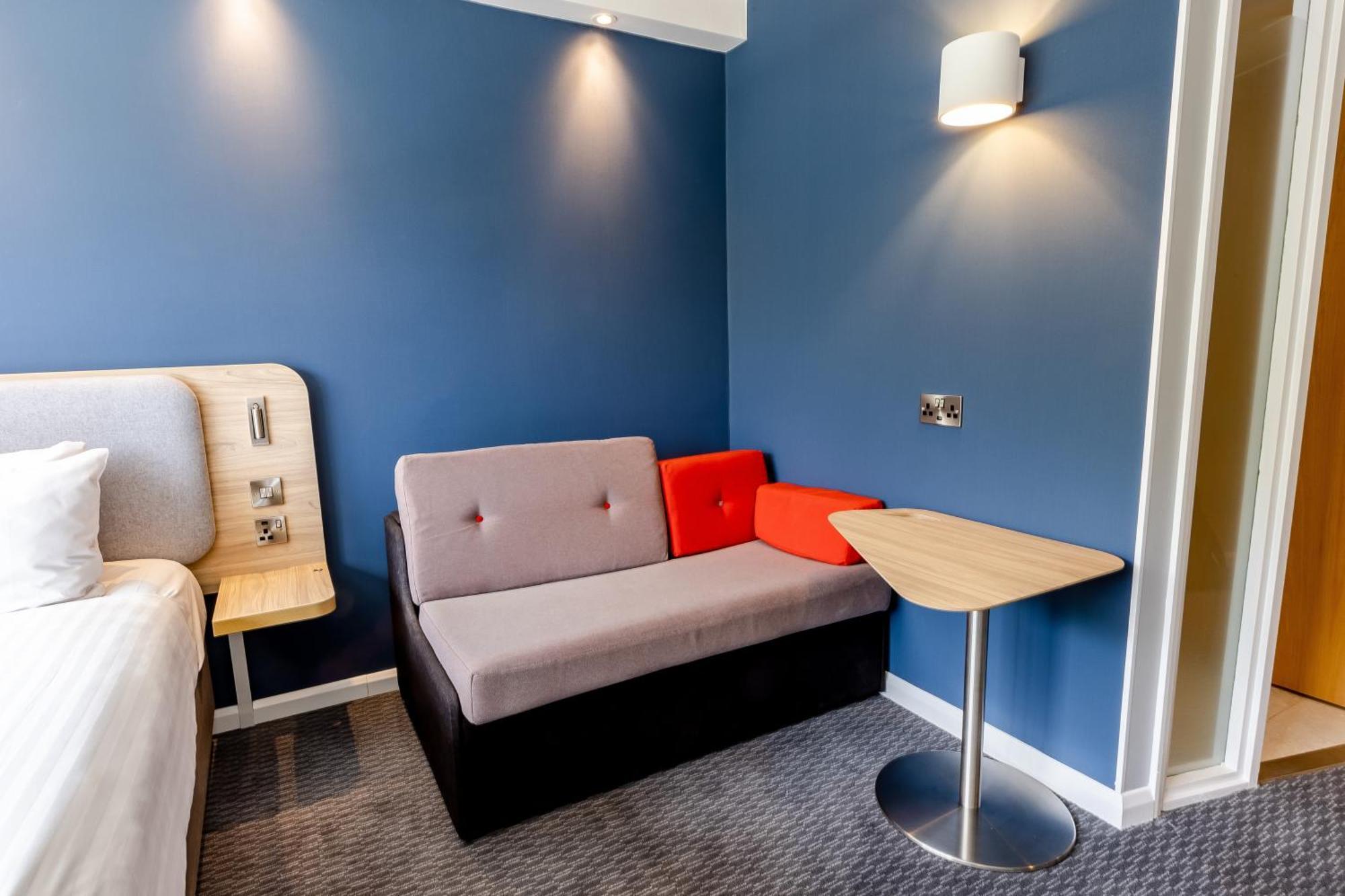 Standard Queen Room with Sofa Bed and Free Hot Breakfast