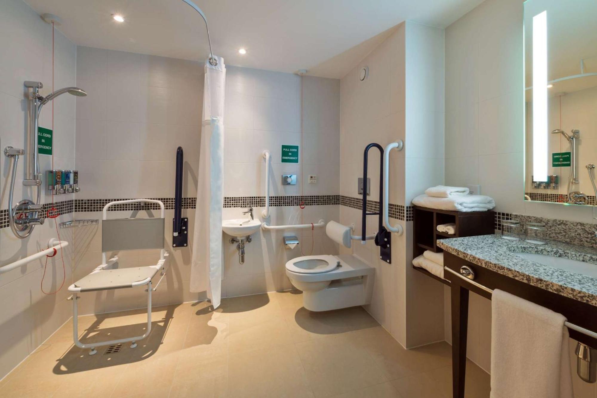 Chambre Lit Queen-Size Accessible aux Personnes à Mobilité Réduite