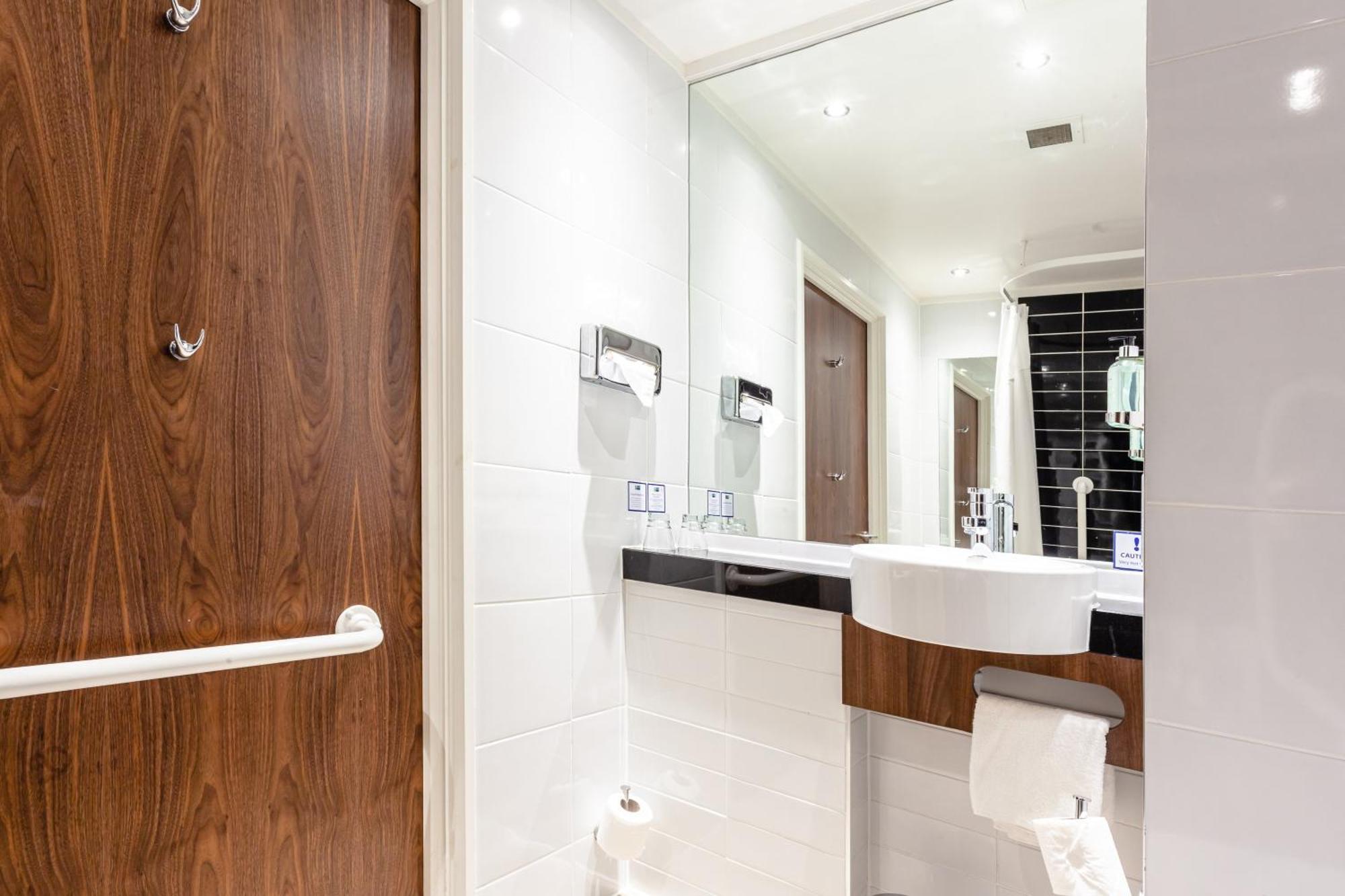 Standard Double Room with Free Hot Breakfast - Accessible