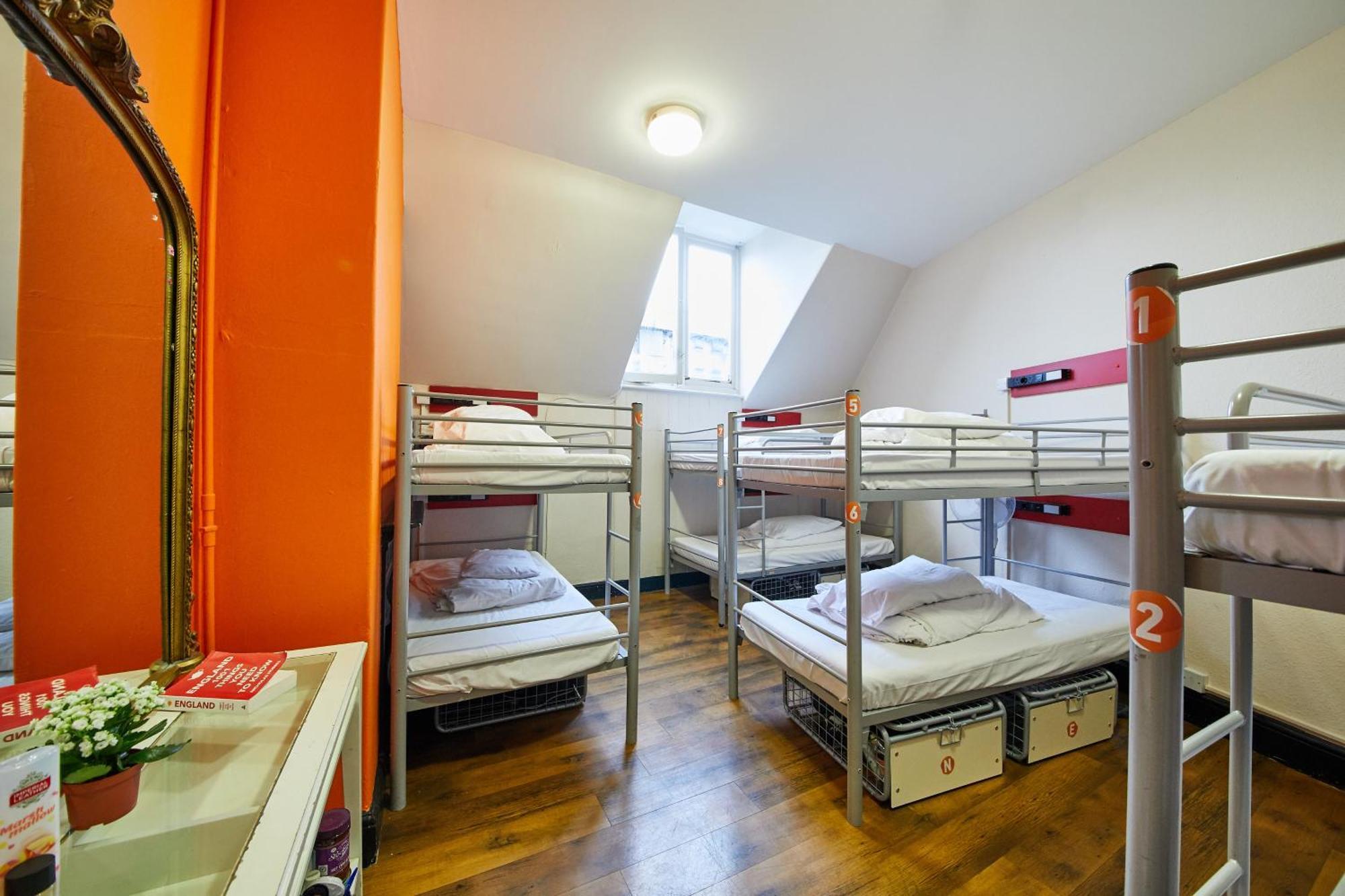 Dormitorio Misto con 8 Letti