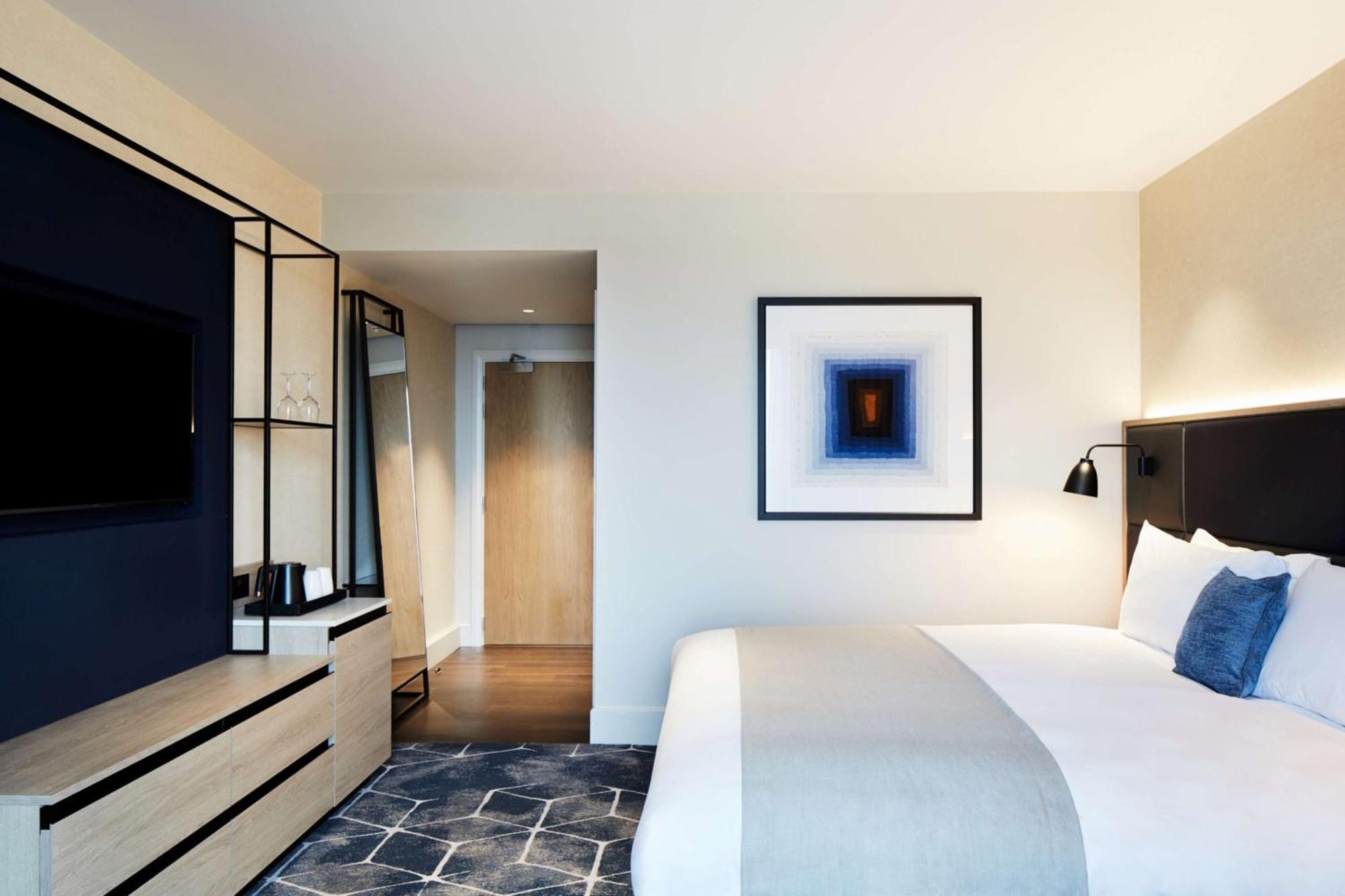 Habitación con cama extragrande y vistas a la ciudad