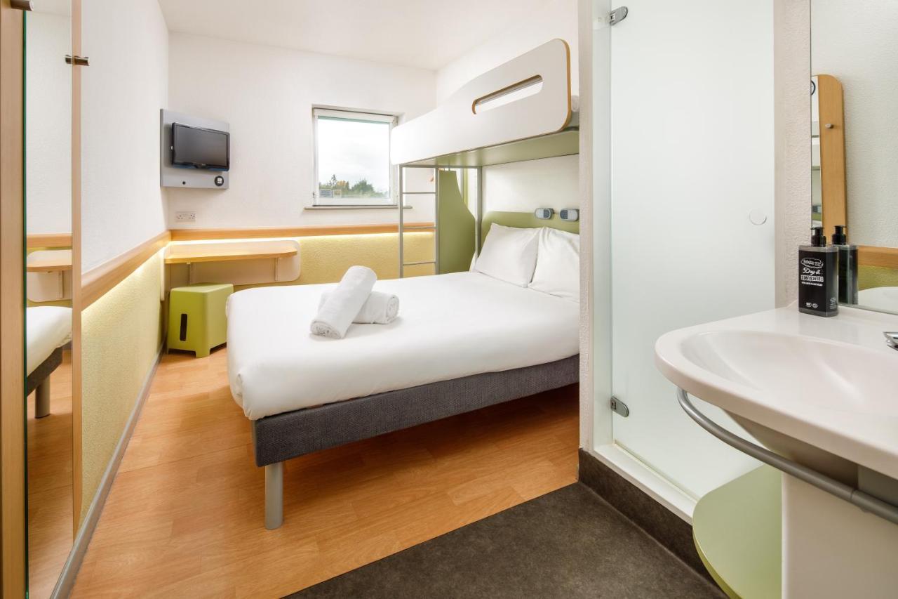 Standard room with One Double and One Single Beds