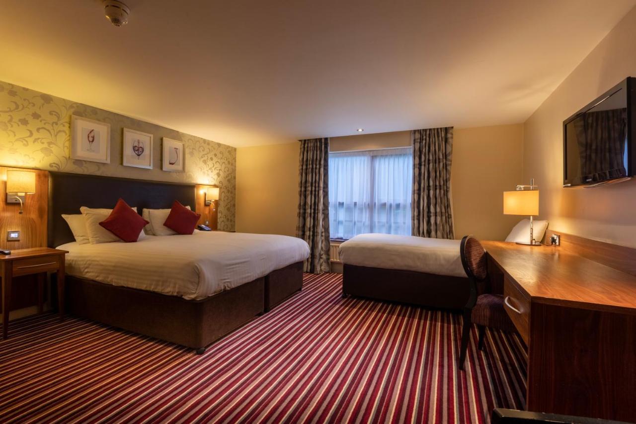 Family Room with Double and Single Beds,1330457033:JPEG