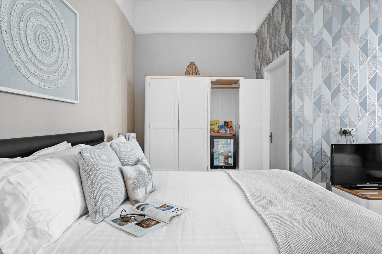 Family Room (2 Adults + 1 Child),1343679611:JPEG