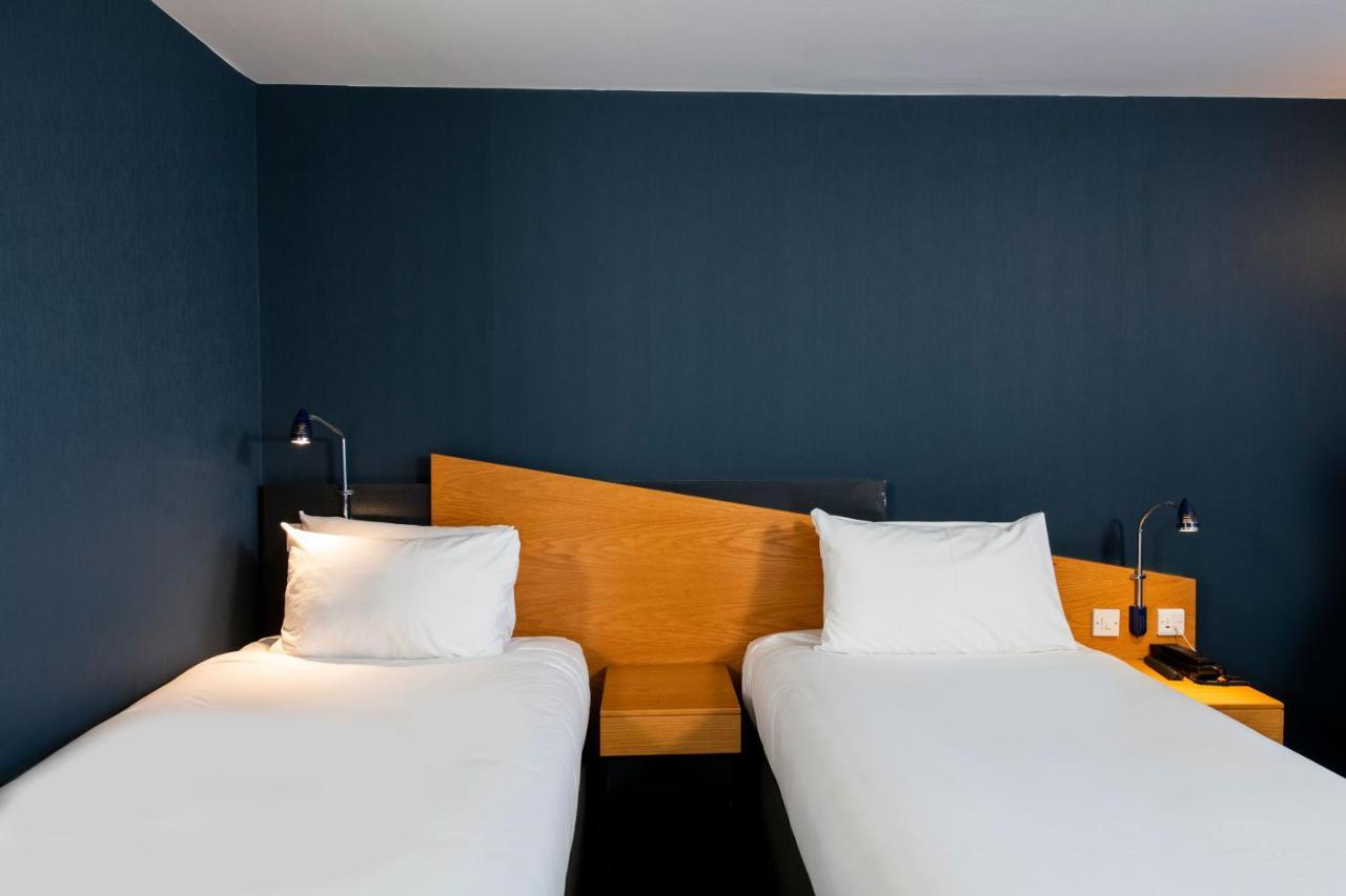 Standard Twin Room with Free Hot Breakfast,1381917629:JPEG