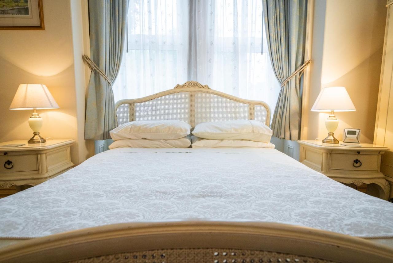 Habitación con cama extragrande.