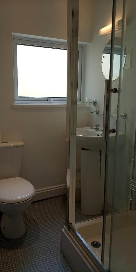 Zweibettzimmer mit Bad