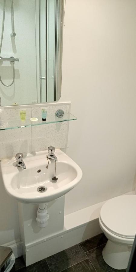 Doppel-/Zweibettzimmer mit Bad