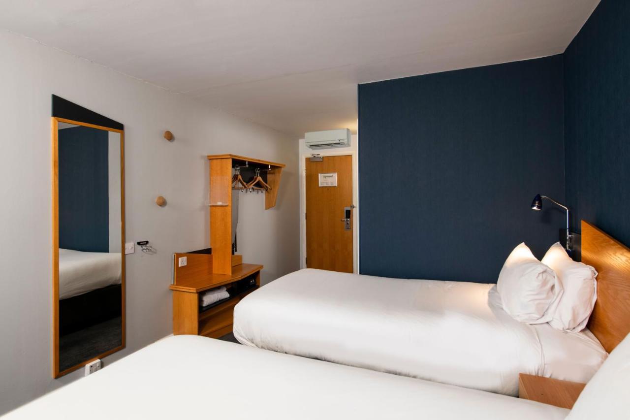 Standaard Tweepersoonskamer met 2 Aparte Bedden en Gratis Warm Ontbijt