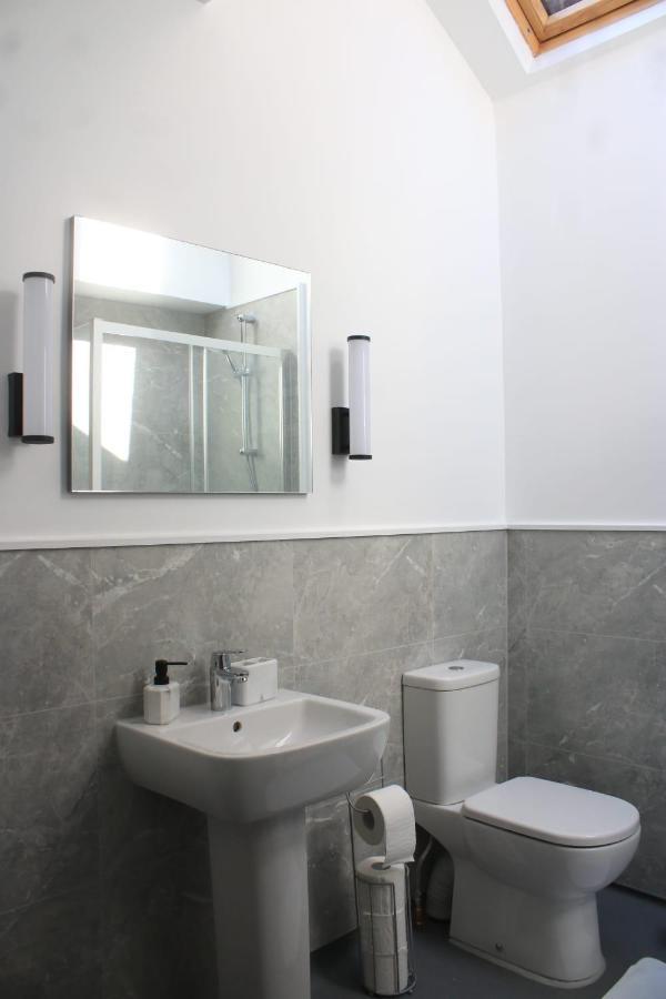 Dreibettzimmer mit Dusche