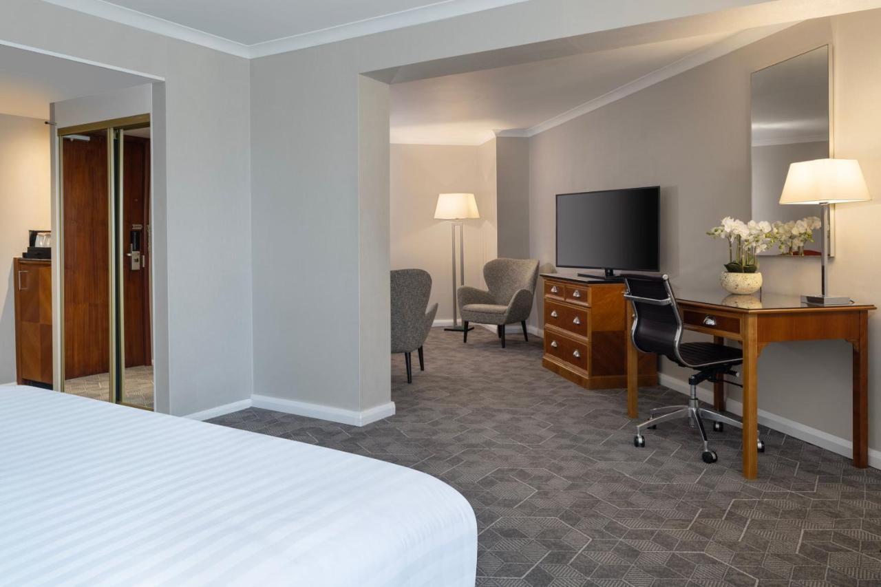 Habitación Doble Superior con sofá cama y cama grande