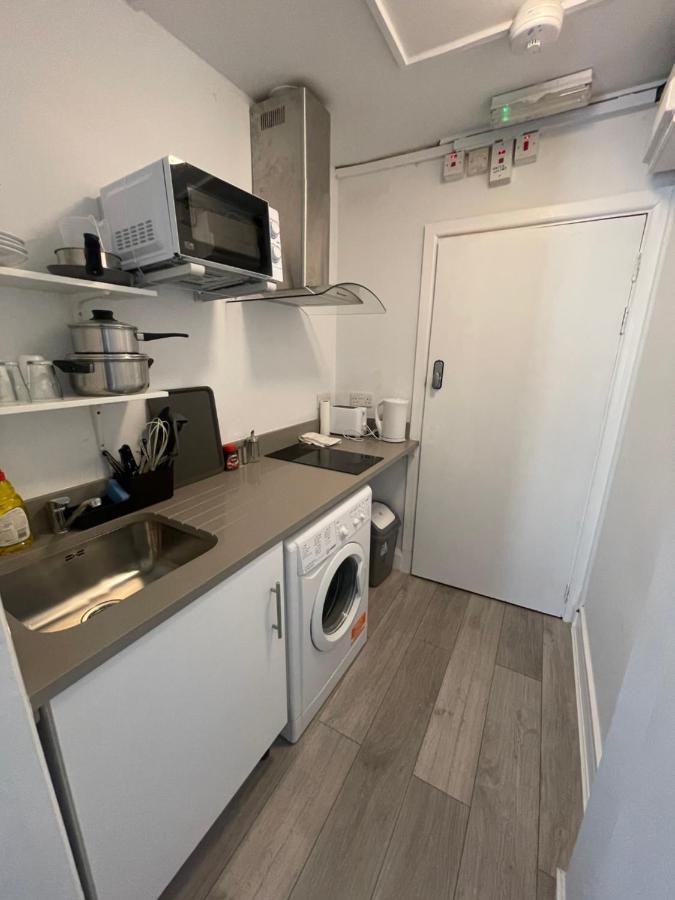 Queen's Park 4 guest flat, full kitchen near train.