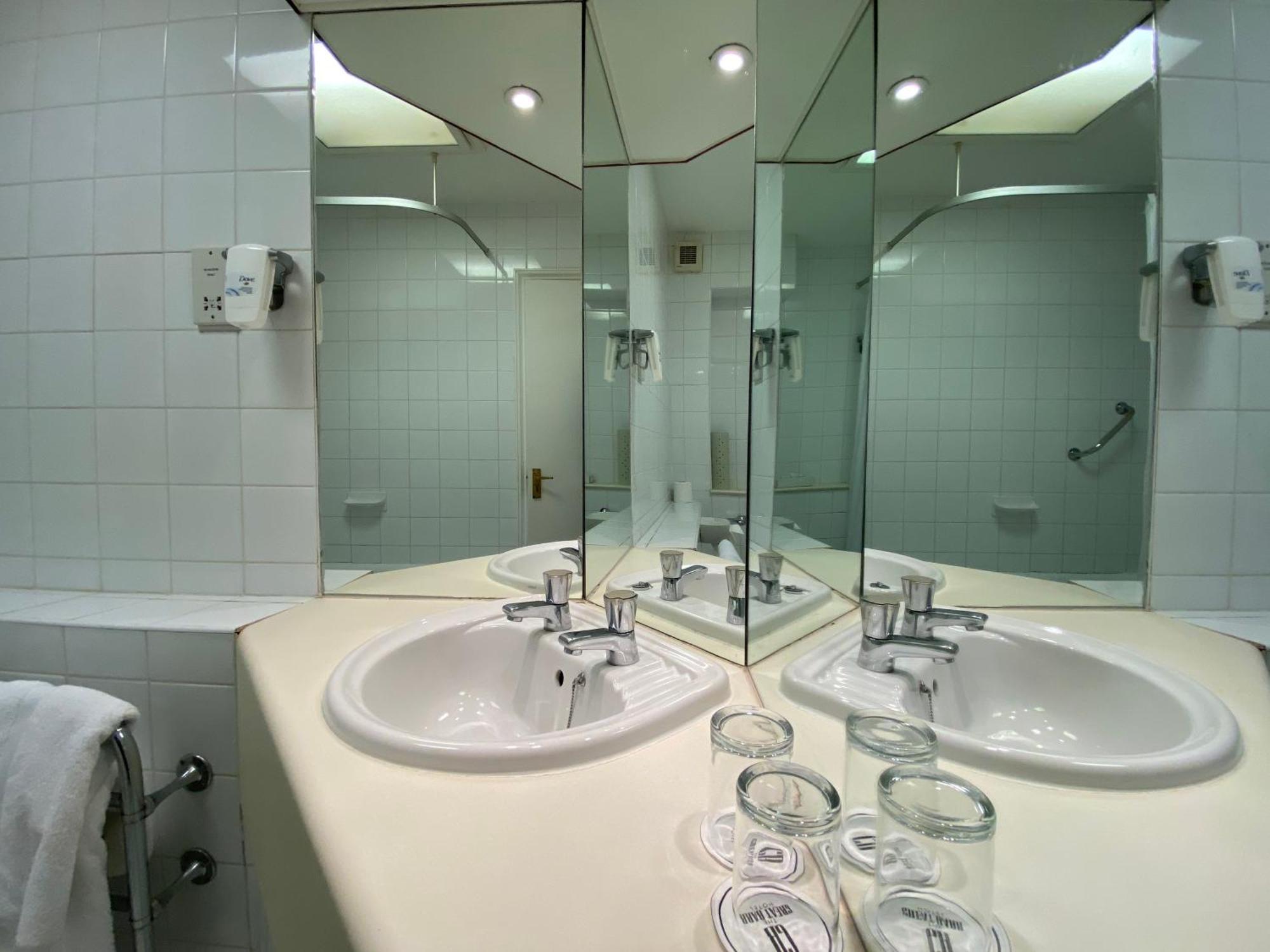 Family Room (2 Adults + 2 Children),1697778063:JPEG