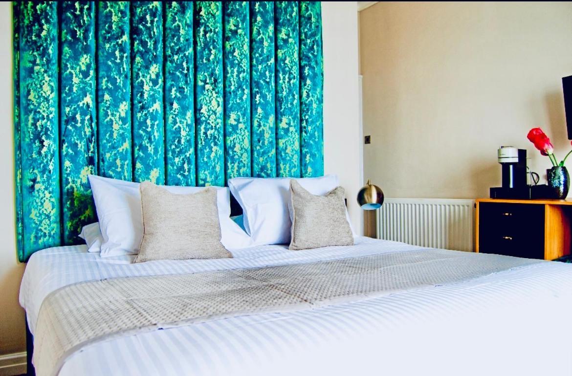 Habitación con cama extragrande y vistas al mar