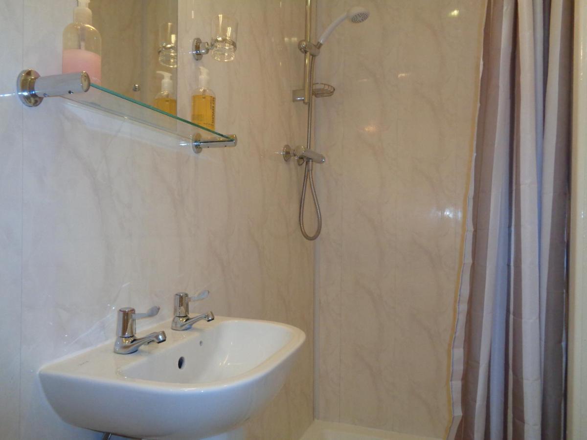 Family Room with Shower (Room Only),1480093676:JPEG