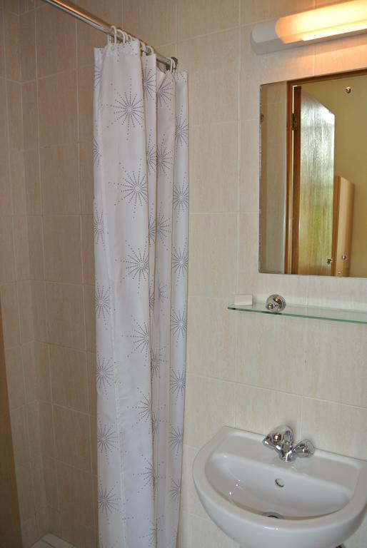 Quarto Individual Básico com Casa de Banho Partilhada
