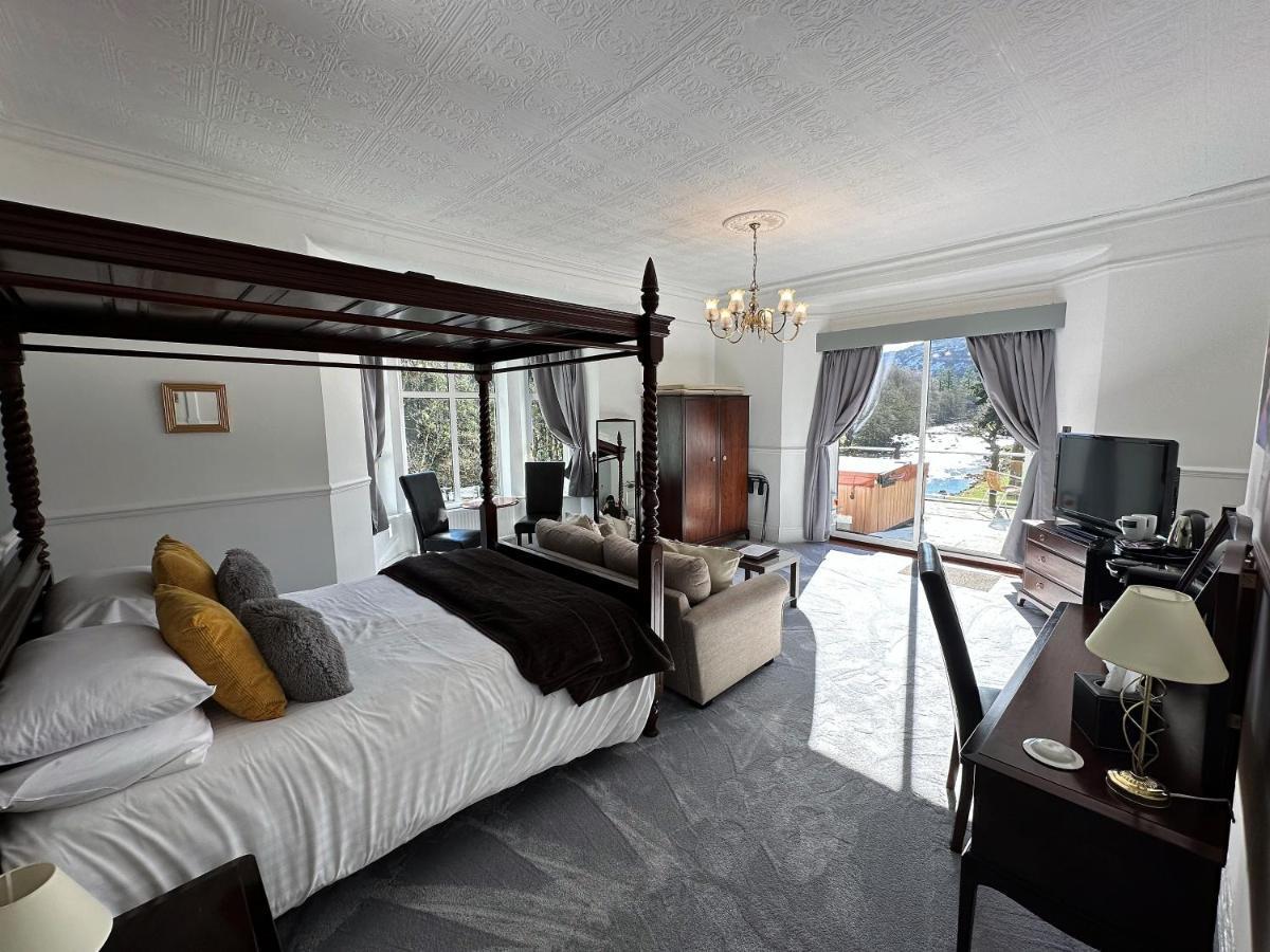 Hot Tub Room: Four-Poster