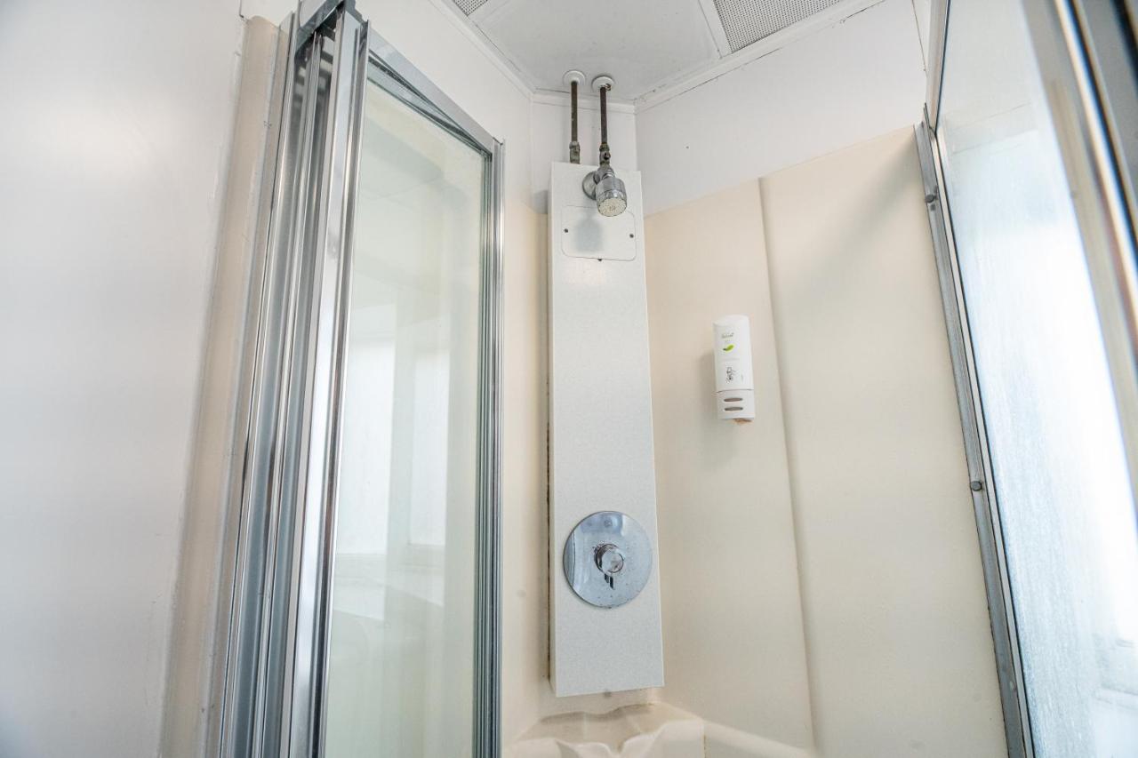 Posto Letto in Dormitorio Femminile con 9 Letti e Bagno Interno